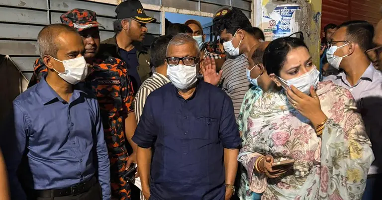 কারখানা সরেজমিন পরিদর্শন করছেন মন্ত্রী